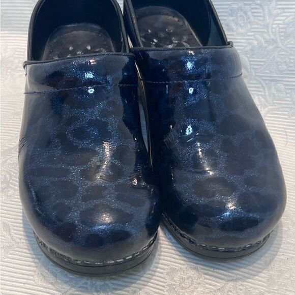 Sanita Clogs Mules Size 8 (39) Blue Black Animal Print Shiny Slip Resistant - Picture 3 of 6